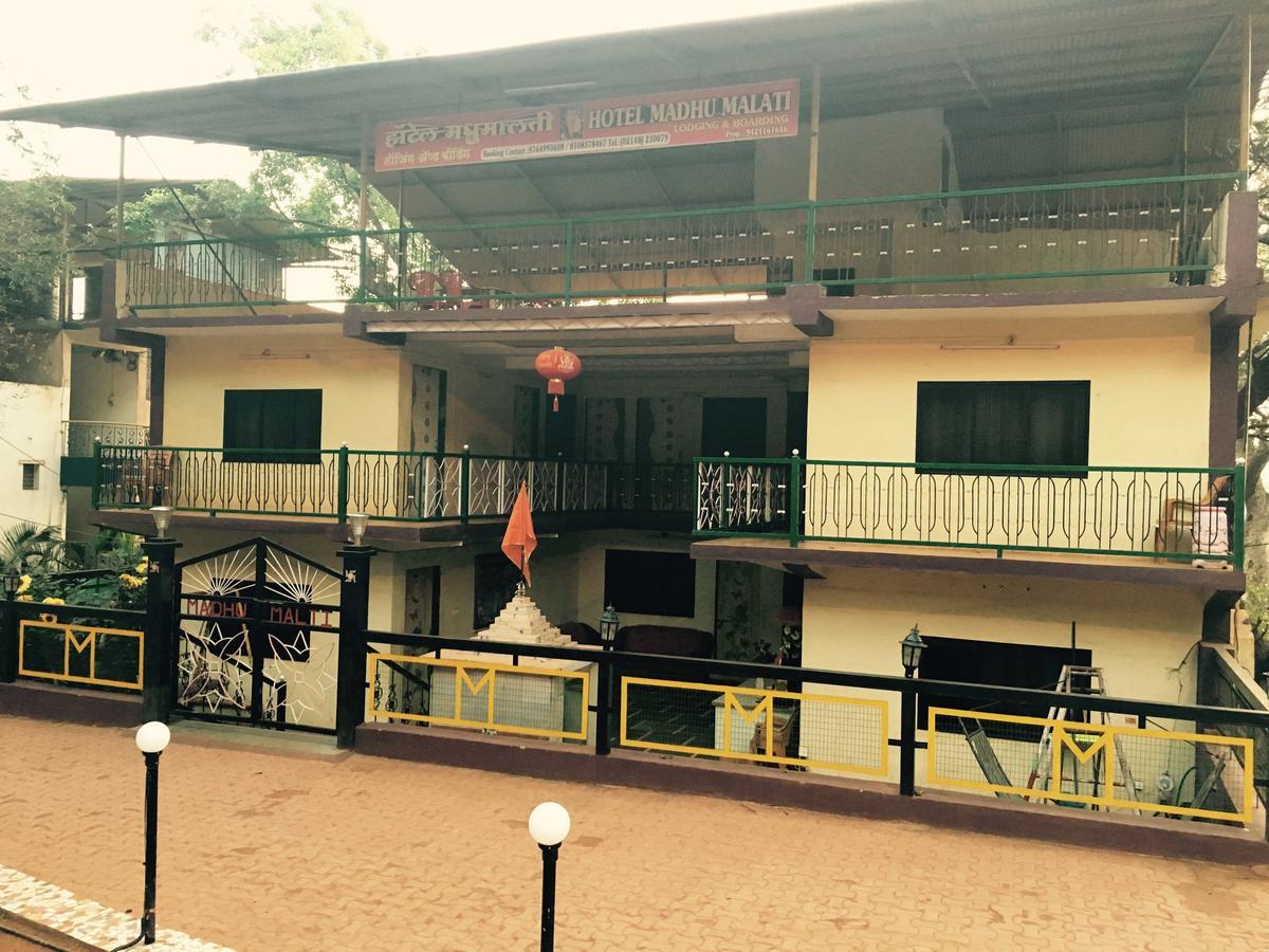 Hotel Madhumalti มาเทรัน ภายนอก รูปภาพ